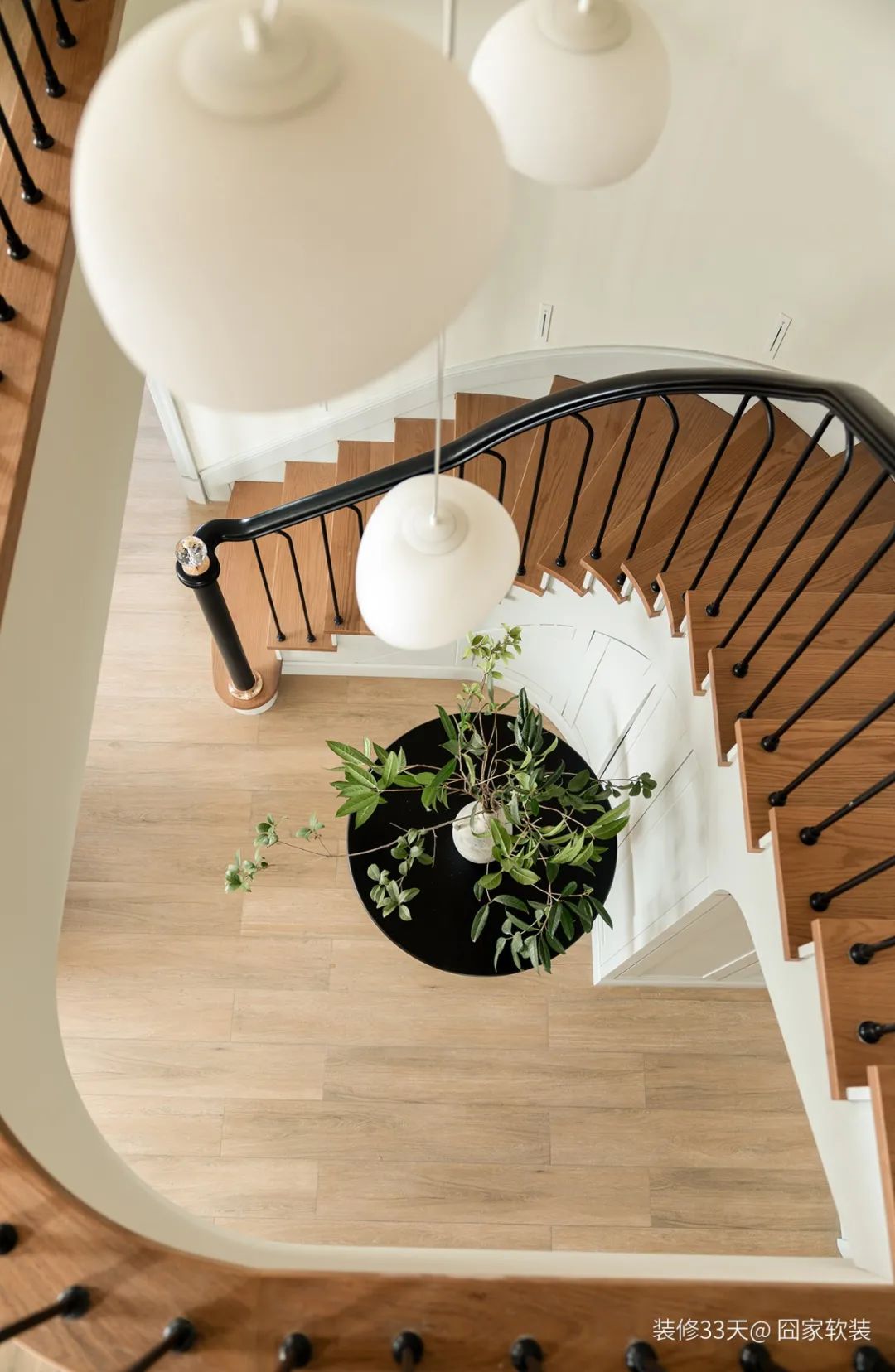 温柔色系清新复古斜顶跃层大宅(图15) 跃层式楼梯 装修_老房改造设计_莫兰迪色系装修案例