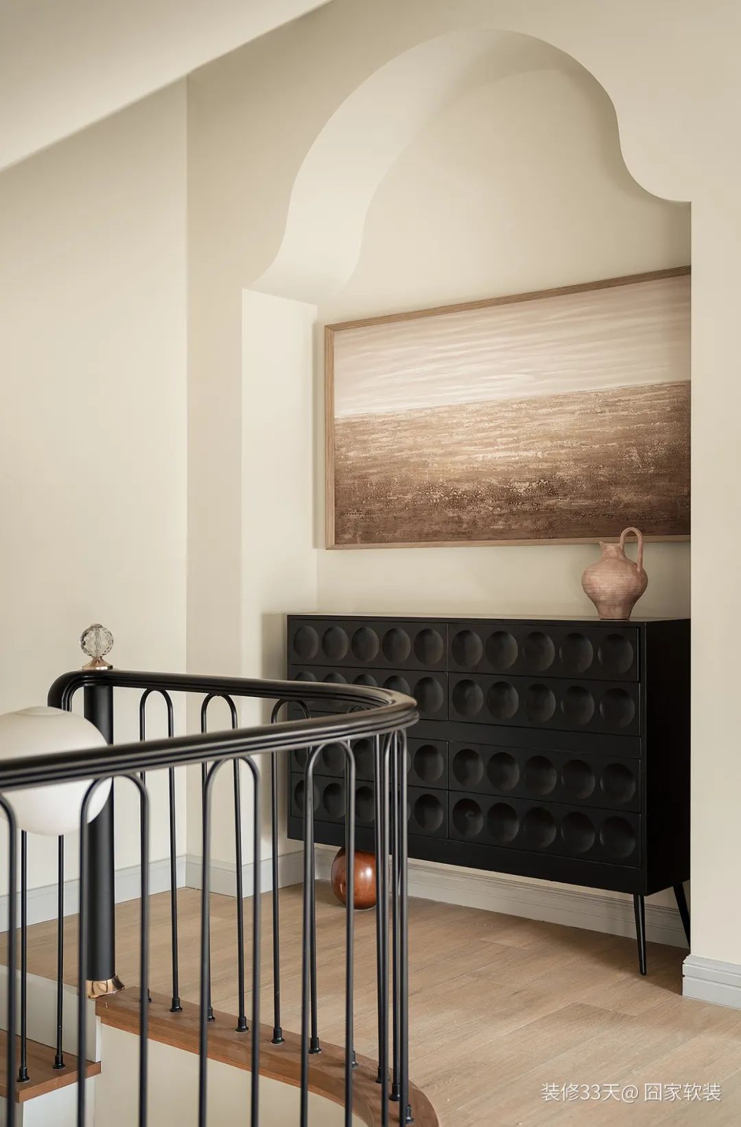 温柔色系清新复古斜顶跃层大宅(图17) 跃层式楼梯 装修_老房改造设计_莫兰迪色系装修案例