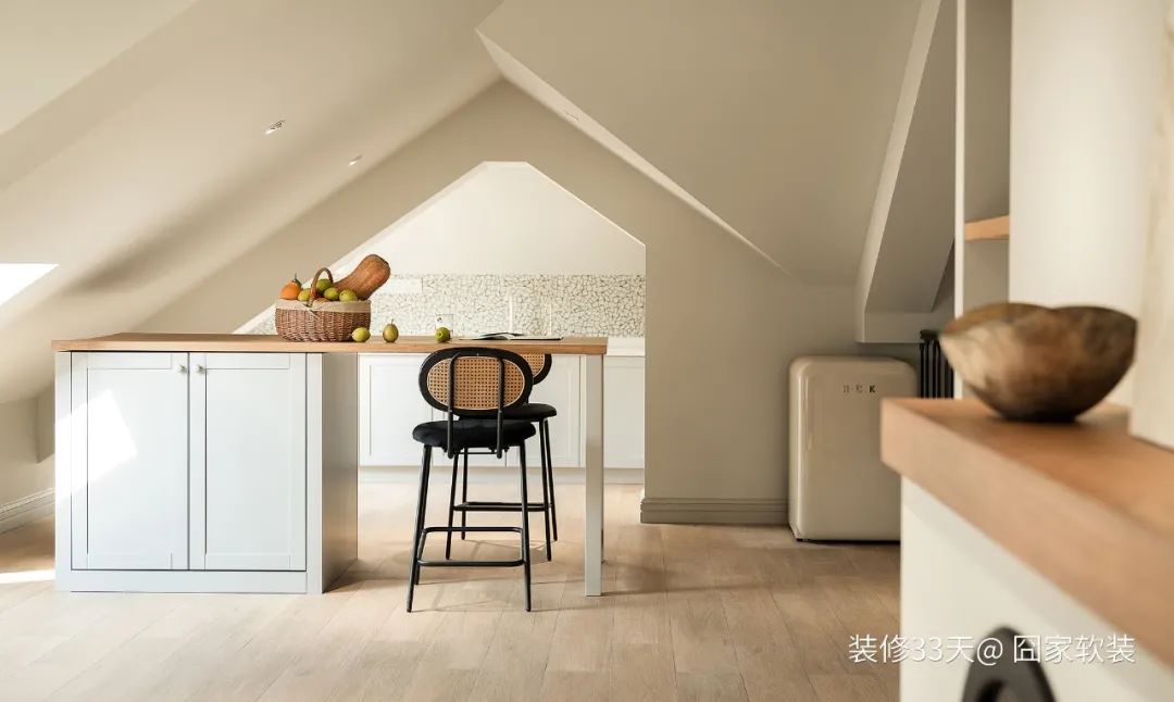 温柔色系清新复古斜顶跃层大宅(图18) 跃层式楼梯 装修_莫兰迪色系装修案例_老房改造设计