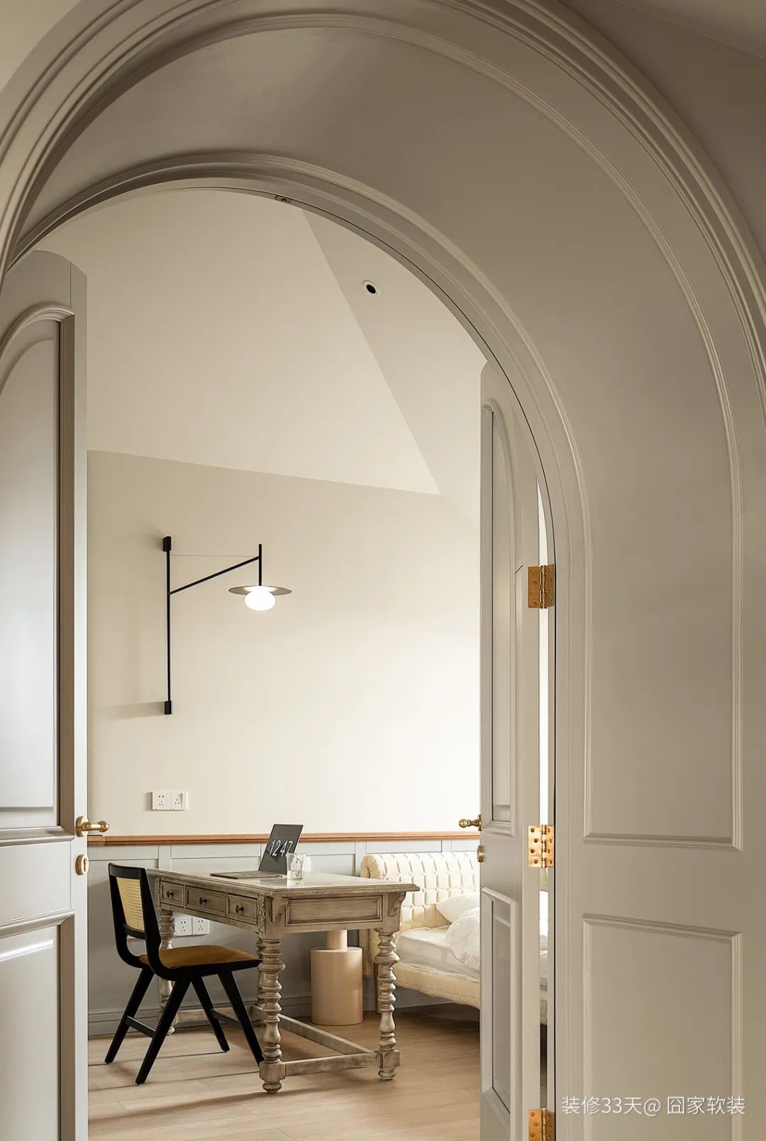 温柔色系清新复古斜顶跃层大宅(图22) 跃层式楼梯 装修_老房改造设计_莫兰迪色系装修案例