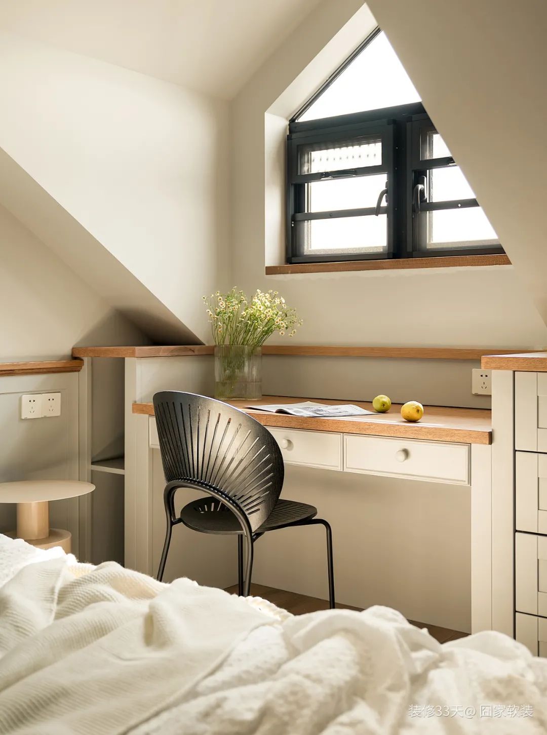 温柔色系清新复古斜顶跃层大宅(图24) 跃层式楼梯 装修_莫兰迪色系装修案例_老房改造设计