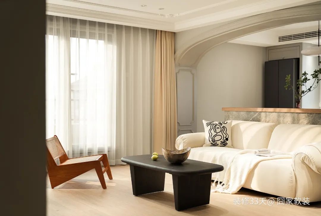 温柔色系清新复古斜顶跃层大宅(图5) 老房改造设计_莫兰迪色系装修案例_跃层式楼梯 装修