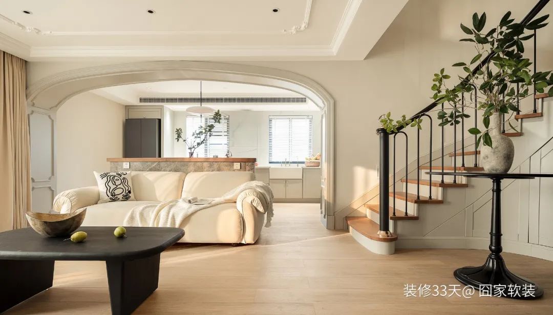 温柔色系清新复古斜顶跃层大宅(图6) 莫兰迪色系装修案例_老房改造设计_跃层式楼梯 装修