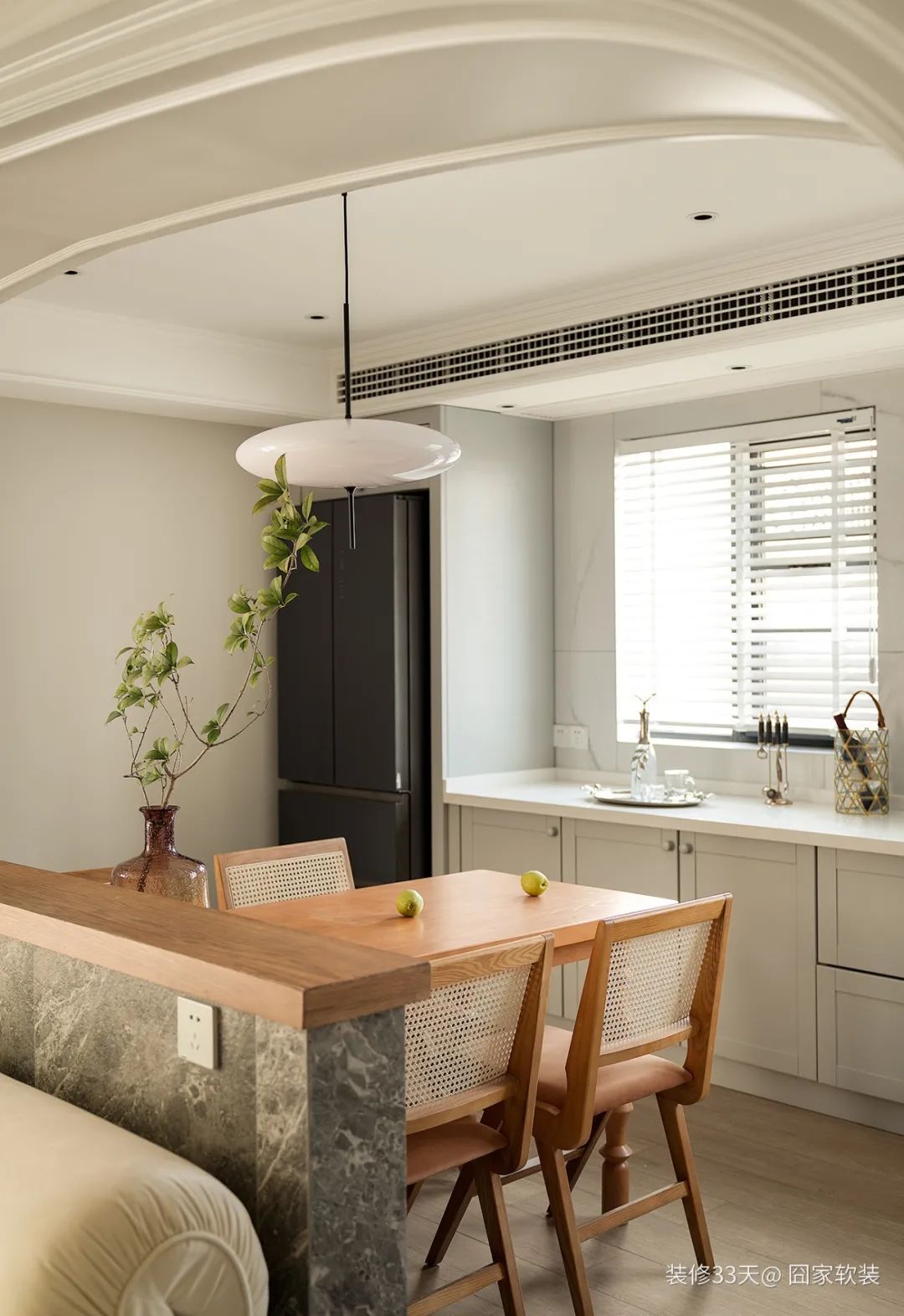 温柔色系清新复古斜顶跃层大宅(图7) 老房改造设计_跃层式楼梯 装修_莫兰迪色系装修案例