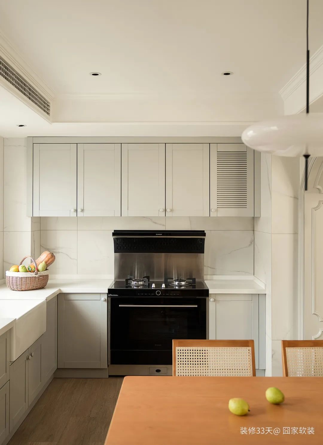 温柔色系清新复古斜顶跃层大宅(图8) 老房改造设计_莫兰迪色系装修案例_跃层式楼梯 装修