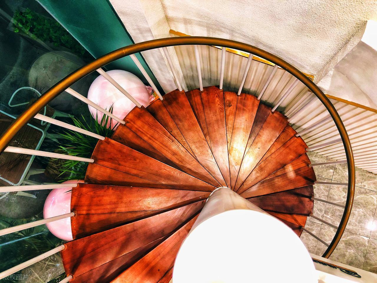 阁楼楼梯尺寸一般多大?别忽视几个关键因素,这样做安全舒适不踩坑(图2) 直跑转角螺旋楼梯规范_跃层式楼梯 装修_阁楼楼梯尺寸设计