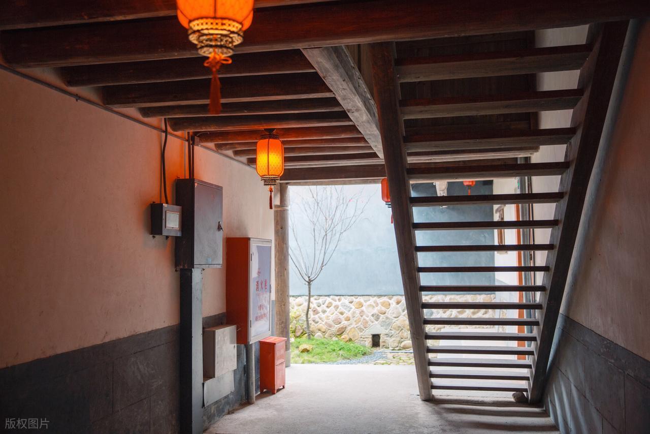 阁楼楼梯尺寸一般多大?别忽视几个关键因素,这样做安全舒适不踩坑(图3) 阁楼楼梯尺寸设计_直跑转角螺旋楼梯规范_跃层式楼梯 装修