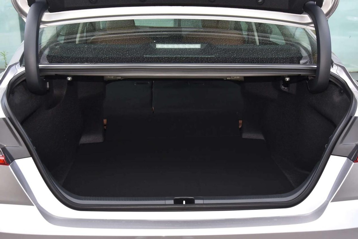 全新君越为什么大降价_20万内中型轿车 丰田凯美瑞 别克君越