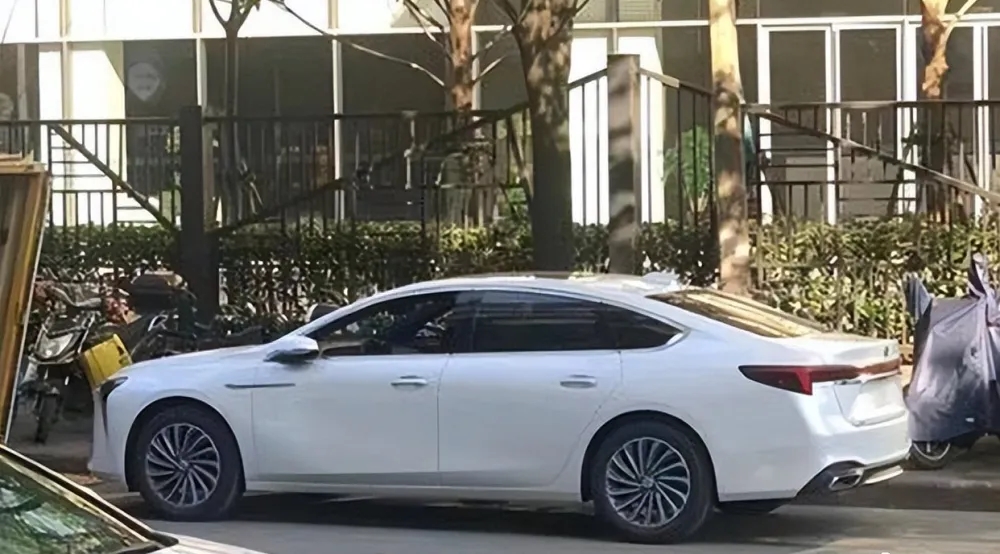 全新一代君越内饰科技感_全新君越为什么大降价_全新一代君越外观设计