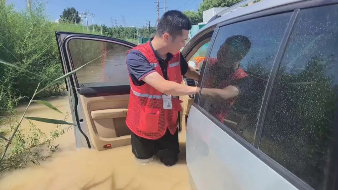 暴雨导致车辆泡水,保险赔不赔?(图2) 车辆被淹保险赔付_北京水淹车拍卖_暴雨车险理赔流程