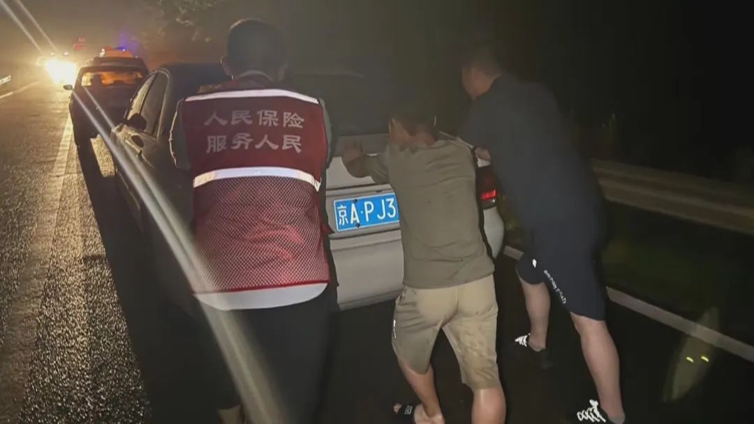 暴雨导致车辆泡水,保险赔不赔?(图4) 暴雨车险理赔流程_北京水淹车拍卖_车辆被淹保险赔付