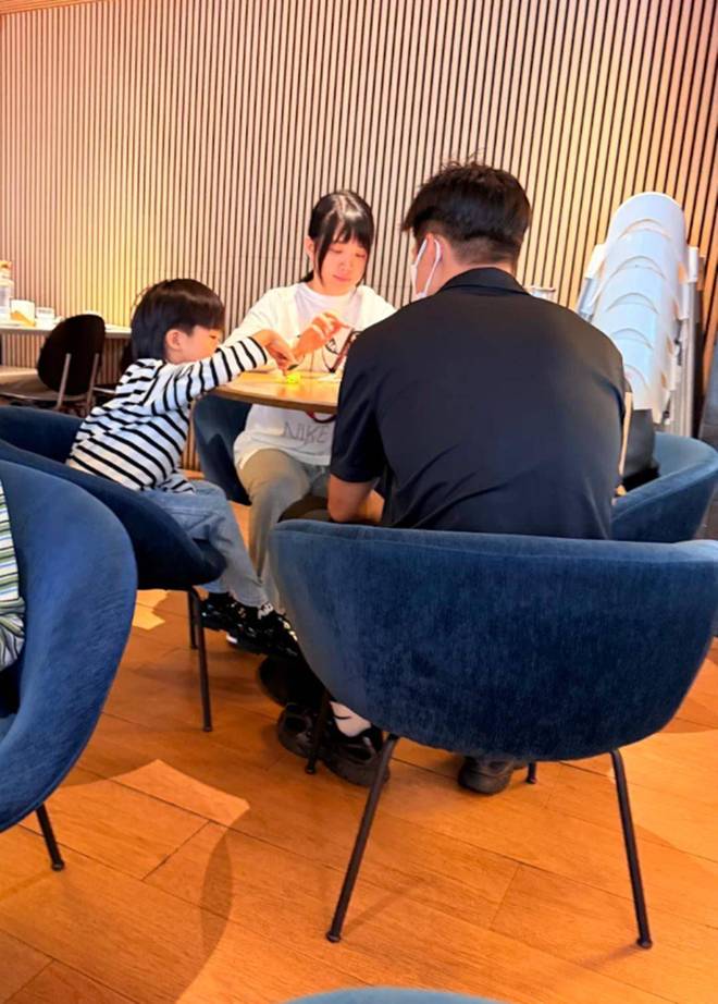 苏炳添陪家人被偶遇，背影男友力满满，妻子生仨娃还是小女孩模样