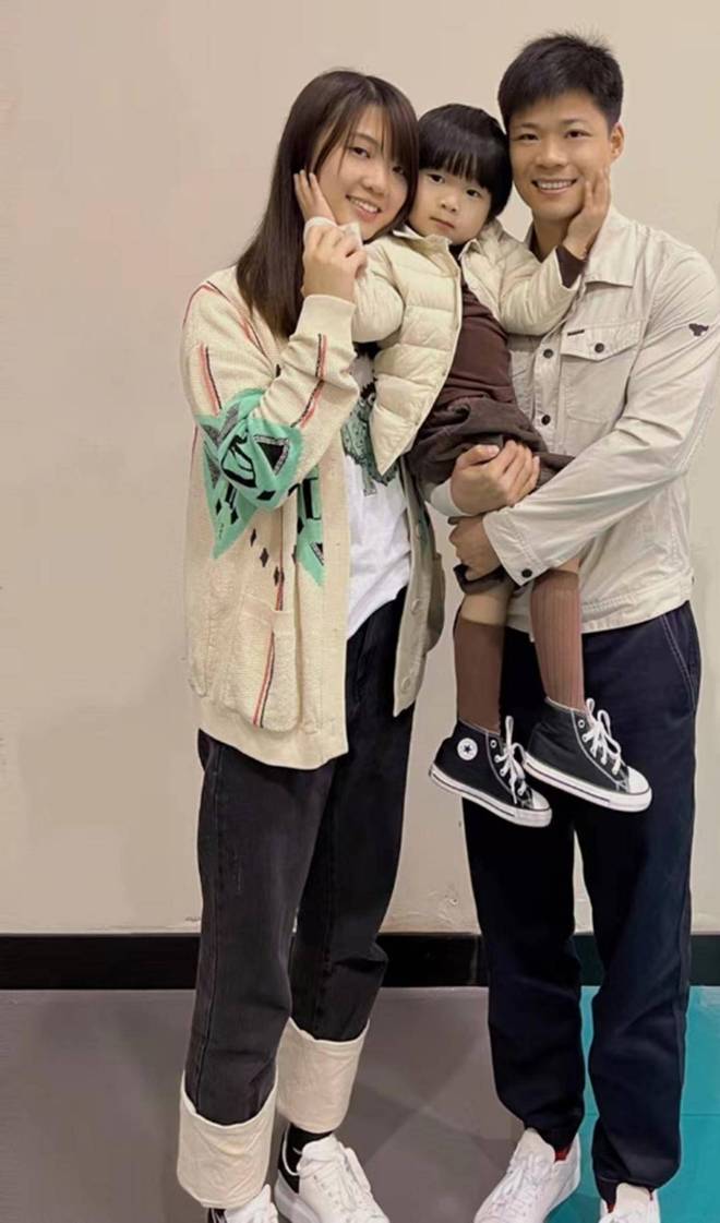 苏炳添妻子林艳芳年轻状态_苏炳添偶遇家人温馨画面_苏炳添收入