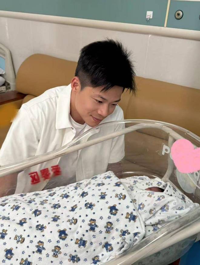 苏炳添偶遇家人温馨画面_苏炳添妻子林艳芳年轻状态_苏炳添收入