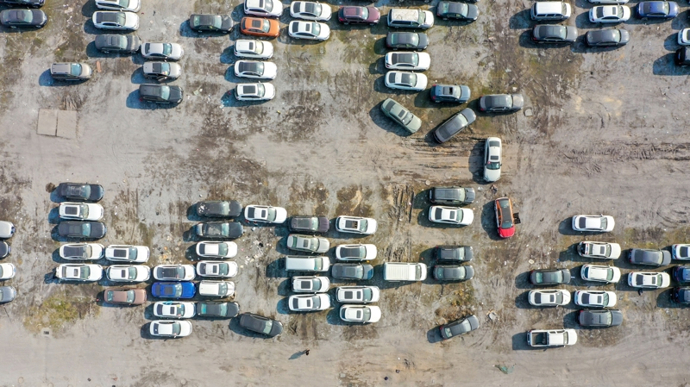 这批泡水车开始“入市”：开两年的特斯拉卖10万，能买吗？