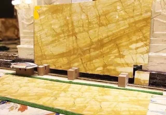 家里装修想用大理石瓷砖,该怎么选?最全选砖攻略来了(图13) 大理石瓷砖大全_新房子装修天然大理石还是大理石瓷砖_天然大理石缺点大理石瓷砖优势