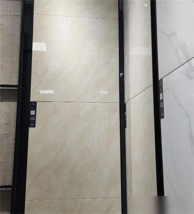 通体大理石瓷砖真的比抛釉砖更好?听内行人一讲,才发现猫腻(图4) 装修选瓷砖通体大理石瓷砖_大理石瓷砖大全_抛釉砖优劣对比