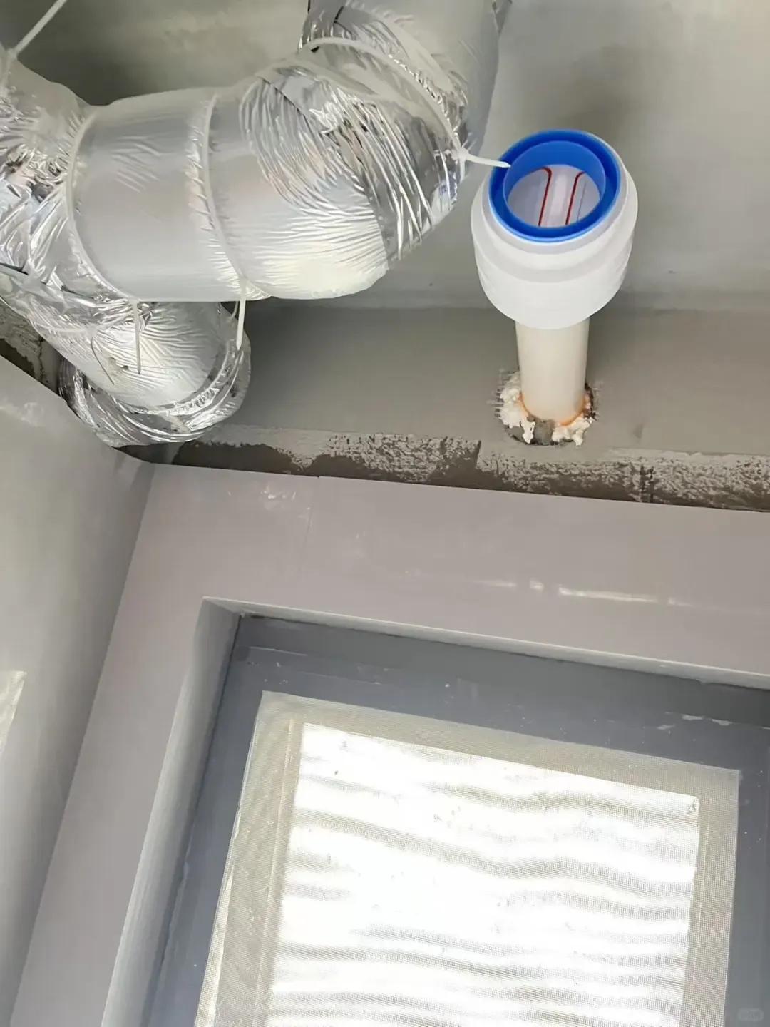 别大意!有人家里的卫生间被“入侵”了,吊顶上面让人大呼意外(图16) pvc扣板吊顶怎么拆_卫生间噪音异响解决方法_集成吊顶安装止逆阀