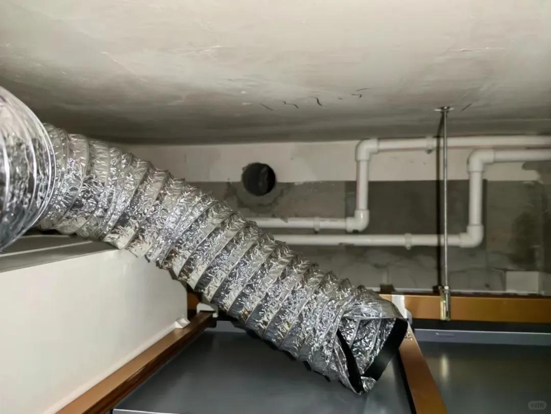 别大意!有人家里的卫生间被“入侵”了,吊顶上面让人大呼意外(图9) 卫生间噪音异响解决方法_pvc扣板吊顶怎么拆_集成吊顶安装止逆阀