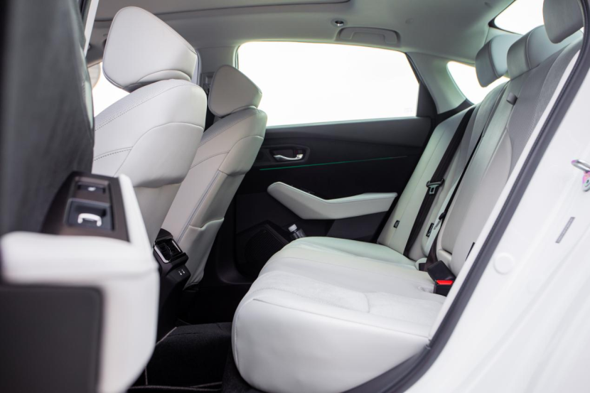 丰田亚洲龙 VS 本田雅阁:谁才是更值得买的家用中级车?(图5) B级车空间舒适性对比_丰田单人汽车_丰田亚洲龙VS本田雅阁