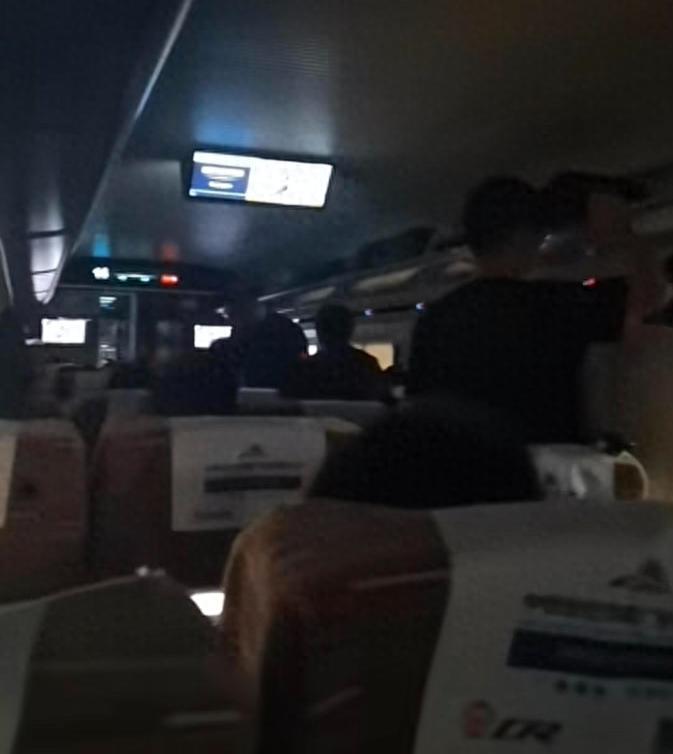 旅客讲述“京沪高铁列车故障同站换车”：5分钟内换完，全程很有秩序
