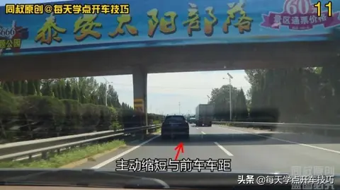 高速公路变道加塞预判防御技巧,这辆SUV风险点在这里,不可不知(图11) 预防加塞驾驶策略_左车变道遭右车两次加速_高速公路跟车变道技巧