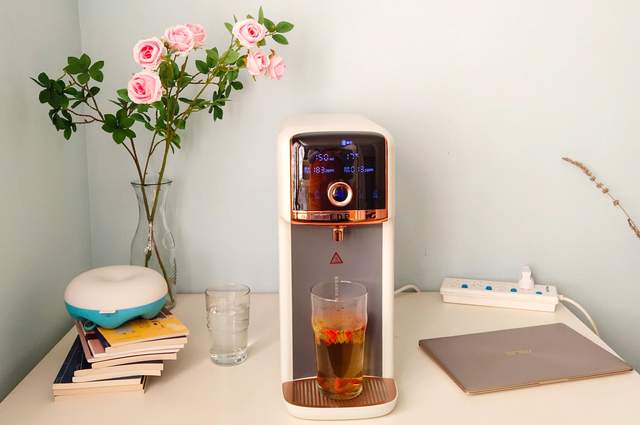 一键冲奶，不用安装的台式即热净饮机