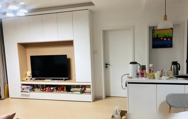 一切没有实用价值的电视墙,请不要再做了(图14) 悬浮电视柜安装_客厅电视瓷砖背景墙效果图2025_电视墙设计