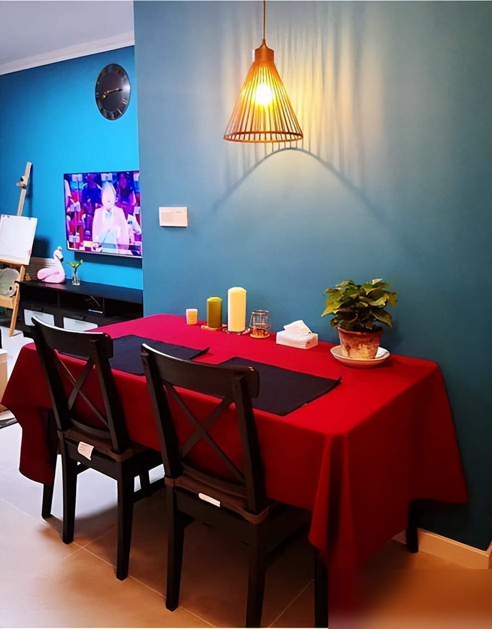 87㎡婚房,老婆坚持给门口设堵墙!入住才知实用,全屋温馨极了(图6) 门口砌墙解决入户尴尬_普通小夫妻装修_客厅电视瓷砖背景墙效果图2025