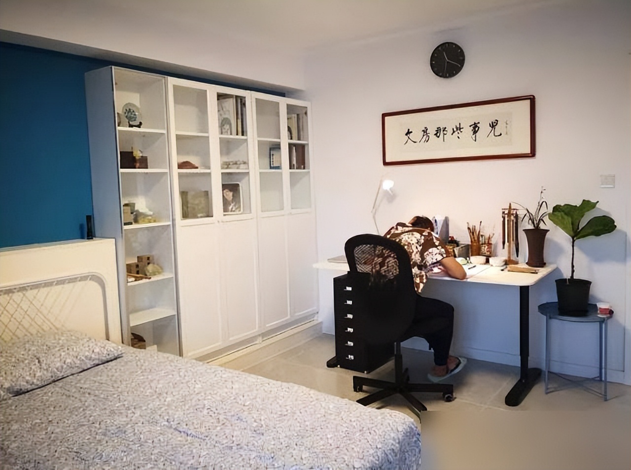 87㎡婚房,老婆坚持给门口设堵墙!入住才知实用,全屋温馨极了(图9) 客厅电视瓷砖背景墙效果图2025_普通小夫妻装修_门口砌墙解决入户尴尬