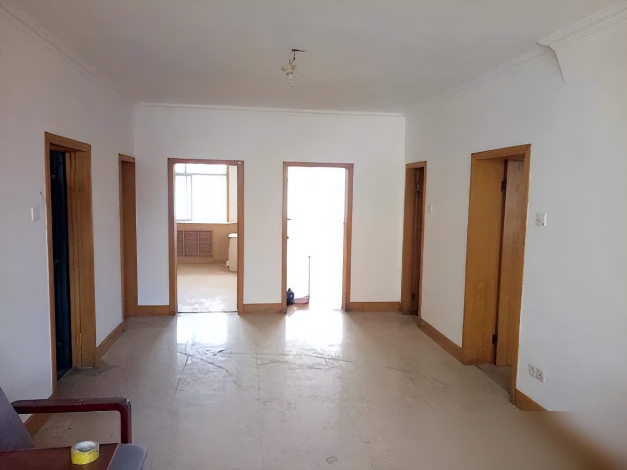 87㎡婚房,老婆坚持给门口设堵墙!入住才知实用,全屋温馨极了(图10) 门口砌墙解决入户尴尬_客厅电视瓷砖背景墙效果图2025_普通小夫妻装修