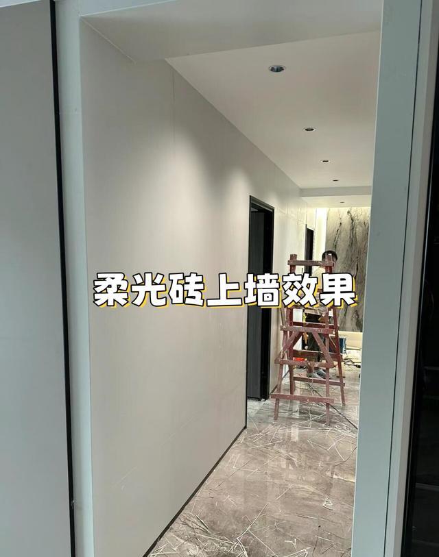 不听劝坚持全屋瓷砖上墙,高级美观好打理,住10年干净如新,真香(图13) 发热抗菌瓷砖_恒温脚感瓷砖_客厅电视瓷砖背景墙效果图2025