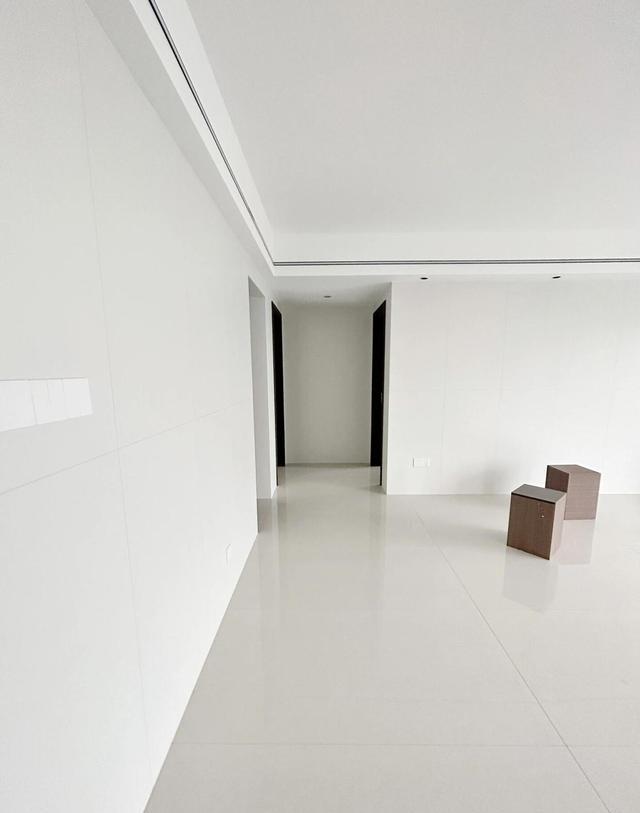 不听劝坚持全屋瓷砖上墙,高级美观好打理,住10年干净如新,真香(图4) 客厅电视瓷砖背景墙效果图2025_恒温脚感瓷砖_发热抗菌瓷砖