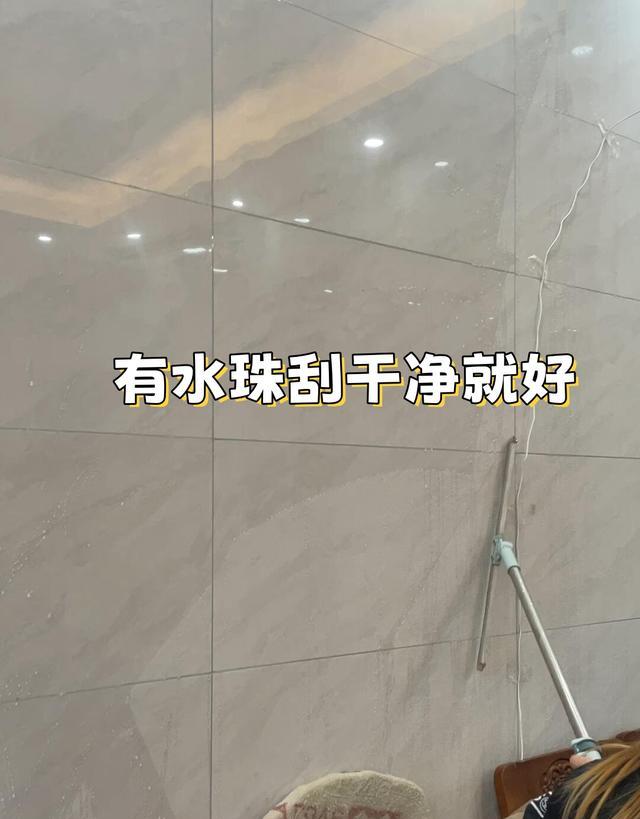 不听劝坚持全屋瓷砖上墙,高级美观好打理,住10年干净如新,真香(图8) 发热抗菌瓷砖_客厅电视瓷砖背景墙效果图2025_恒温脚感瓷砖