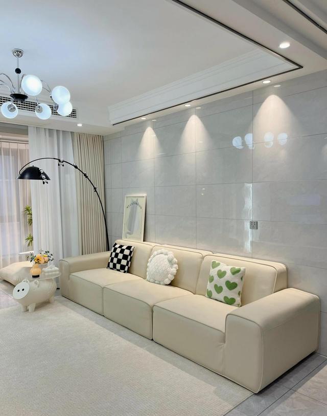 不听劝坚持全屋瓷砖上墙,高级美观好打理,住10年干净如新,真香(图9) 客厅电视瓷砖背景墙效果图2025_恒温脚感瓷砖_发热抗菌瓷砖