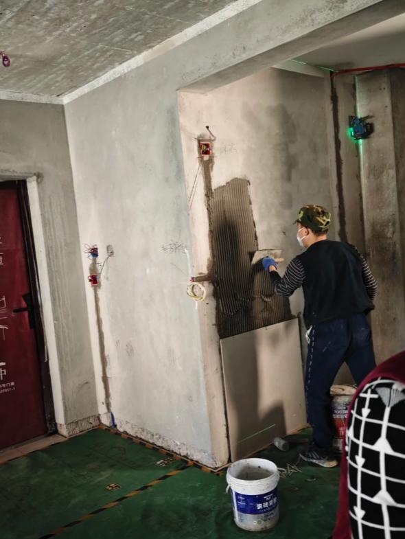 大板瓷砖上墙,99%的人都贴错了!听我一句,别给自己埋雷(图5) 大板瓷砖贴法_客厅电视瓷砖背景墙效果图2025_瓷砖胶正确使用方法