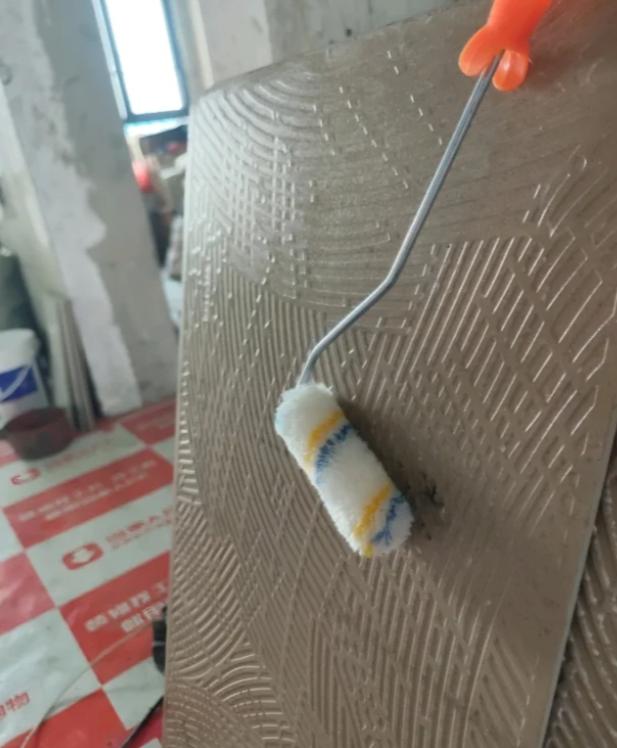 大板瓷砖上墙,99%的人都贴错了!听我一句,别给自己埋雷(图6) 瓷砖胶正确使用方法_客厅电视瓷砖背景墙效果图2025_大板瓷砖贴法