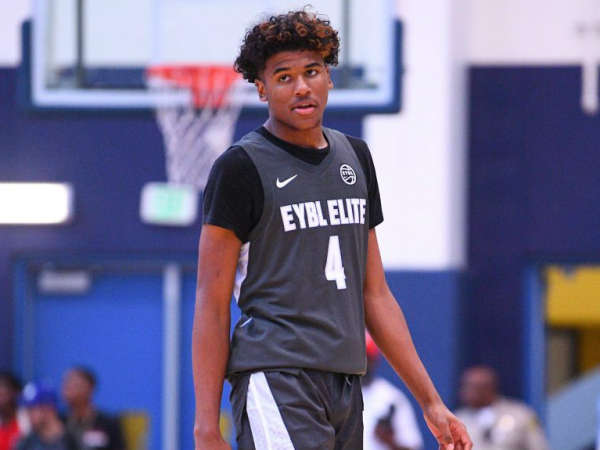 这高中生排面超过当年詹姆斯 肖华为他组建新球队 NCAA好日子要没