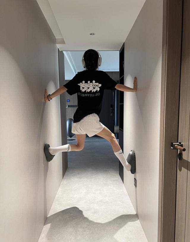 不听劝坚持全屋瓷砖上墙,高级美观好打理,住10年干净如新,真香(图2) 客厅电视瓷砖背景墙效果图2025_全屋瓷砖上墙_柔光砖装修优势