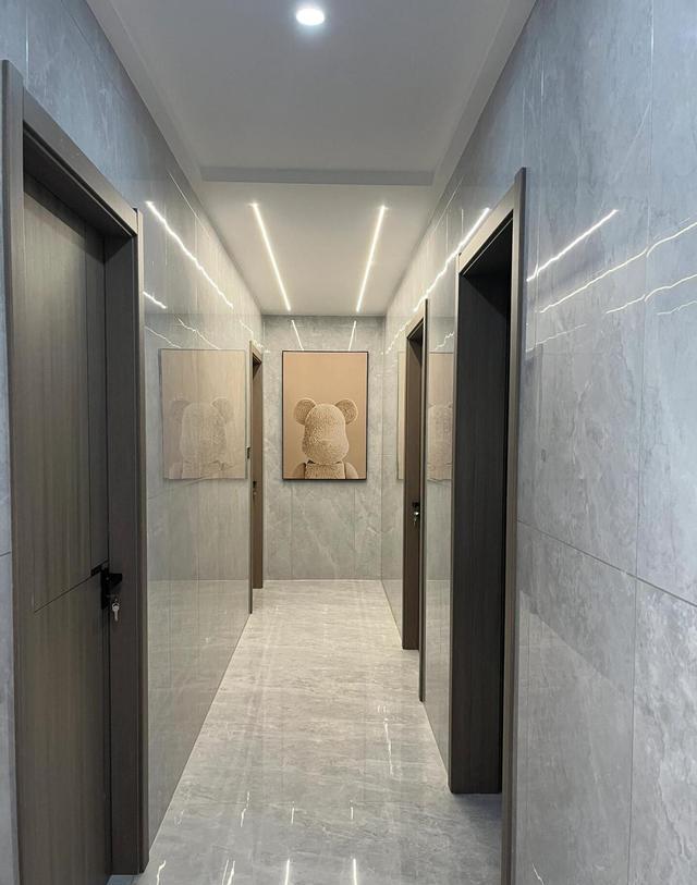 不听劝坚持全屋瓷砖上墙,高级美观好打理,住10年干净如新,真香(图9) 全屋瓷砖上墙_柔光砖装修优势_客厅电视瓷砖背景墙效果图2025