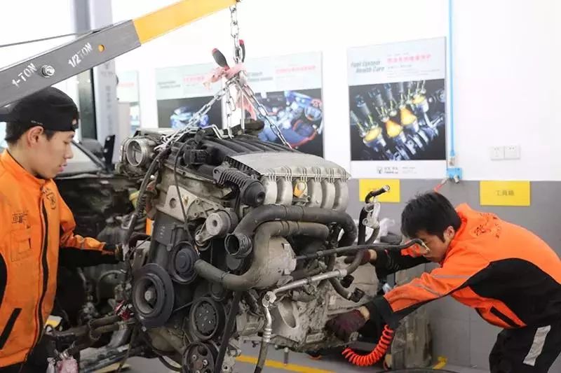 卡宴发动机大修原因_卡宴15万公里发动机问题_保时捷卡宴发动机拆装