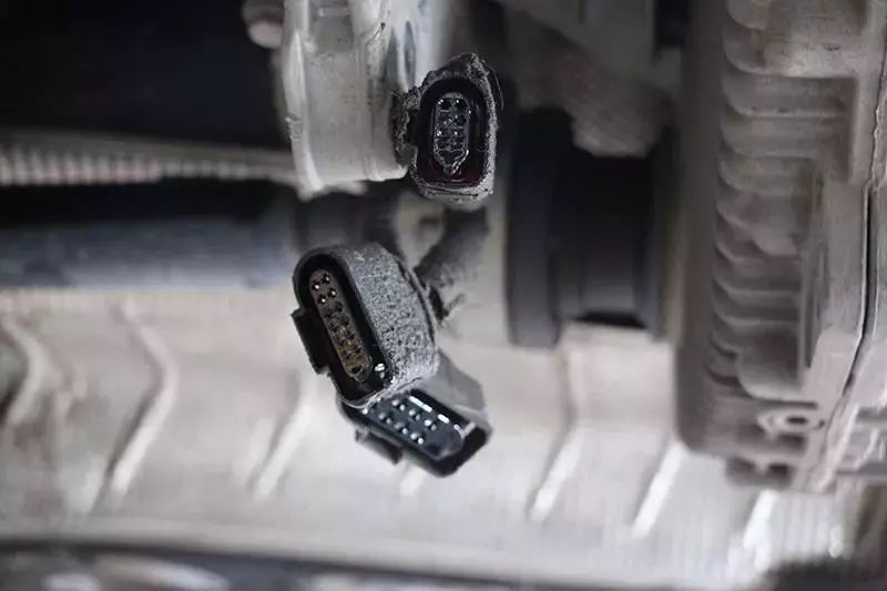 卡宴15万公里发动机问题_卡宴发动机大修原因_保时捷卡宴发动机拆装