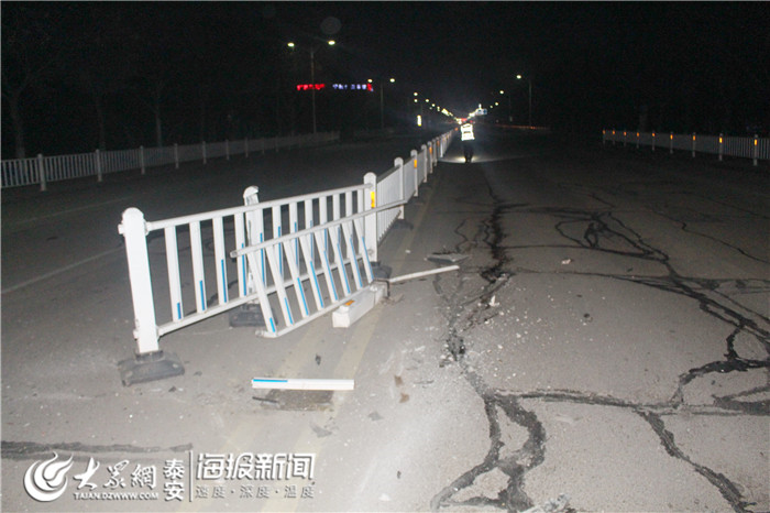 撞坏十几米护栏驾车逃跑 宁阳交警循迹找车半小时破案(图2) 桑塔纳高速错过出口倒车 后面车子无奈撞护栏_肇事逃逸桑塔纳轿车_宁阳县交警护栏被撞事故