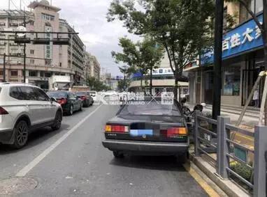 大妈横穿马路致使轿车撞护栏,交警这样判!(图2) 桑塔纳高速错过出口倒车 后面车子无奈撞护栏_临安区轿车撞护栏交通事故 行人负主要责任 浙A牌黑色桑塔纳事故处理