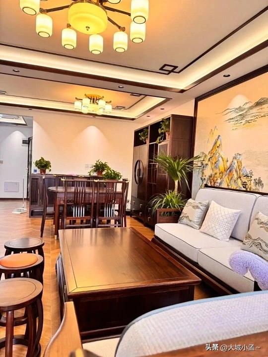 新房装修8大风格+颜色搭配攻略:选错显廉价,选对省10万软装费!(图4) 装修风格区别_室内装修风格汇总_北欧极简新中式奶油风对比