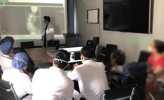 国内外近10年文献均未有报道，新华医院手术翻修罕见病姑娘“对折”的脊柱