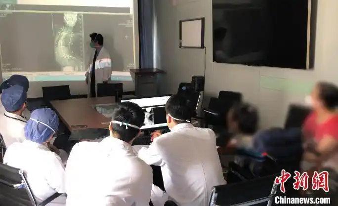 上海专家成功“翻修”“对折”脊柱 SMA重度脊柱侧弯姑娘实现“坐立”梦