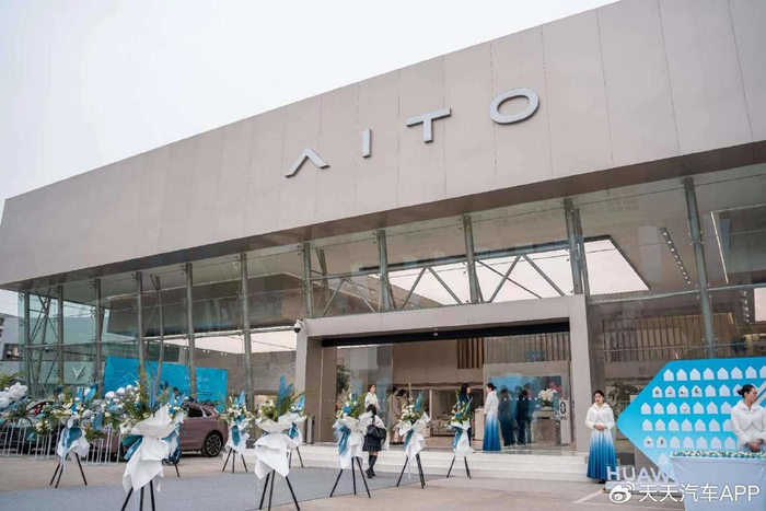 问界极氪崛起,奔驰宝马没救了?(图11) 豪华车中国销量下滑趋势_传统豪华品牌市场份额萎缩_中国卖不出去新车坟场