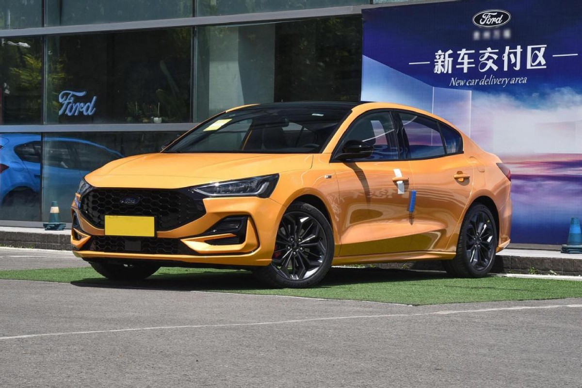 适合年轻人的高颜值家轿，配1.5T+6AT动力，操控强又省油，福克斯