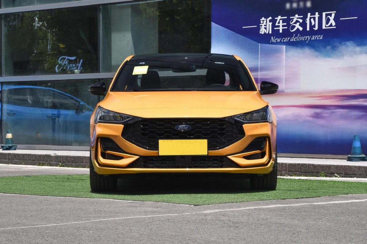 适合年轻人的高颜值家轿,配1.5T+6AT动力,操控强又省油,福克斯(图2) 福特福克斯两厢运动版_福克斯中改版ST Line外观_福克斯汽车配件